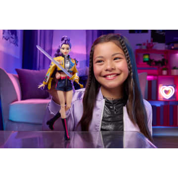 Mattel Kpop Demon Hunters – Poupée Jinu Soda Pops – 30 Cm Avec Tenue De Scène Et 2 Accessoires – Dès 6 Ans
