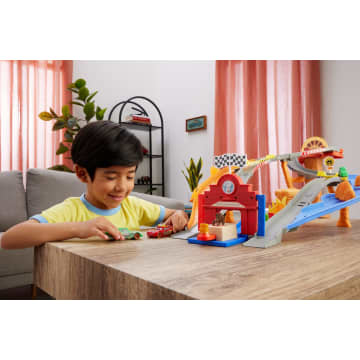 Disney E Pixar Cars Radiator Springs Sfreccia E Soccorri Circuito Per Soccorso Stradale Playset Con 4 Macchinine Giocattolo