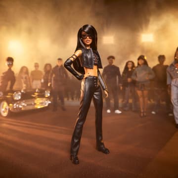 Muñeca De Aaliyah Coleccionable De Barbie Signature Con Un Conjunto De Cuero Negro Sintético